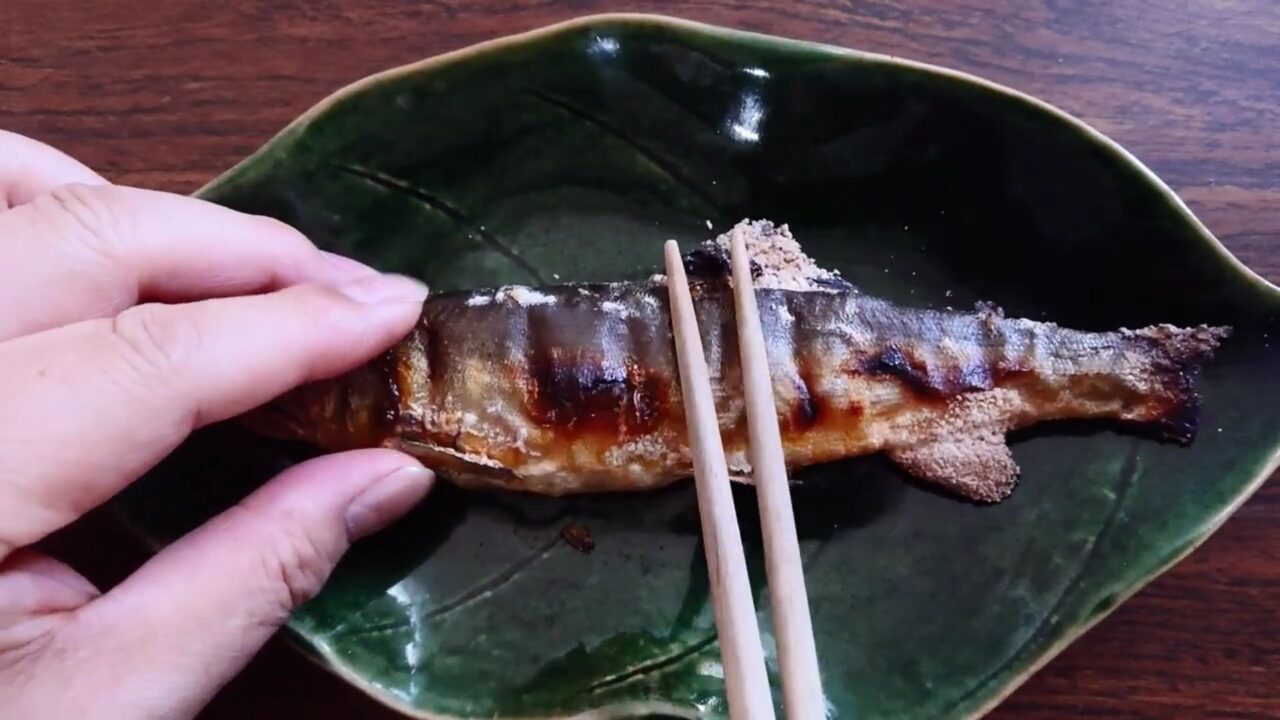 鮎の塩焼きのきれいな食べ方動画。グリルで上手に焼く方法も解説！