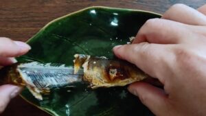 鮎の塩焼きの美味しい食べ方の説明3