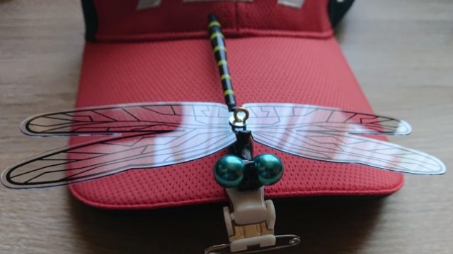 おにやんま君を帽子のツバに装着