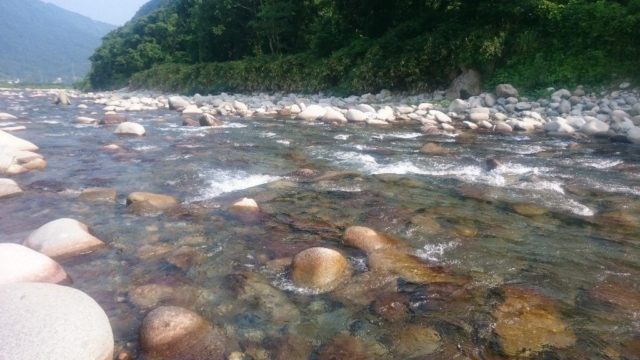 美しい川で釣りをする喜び