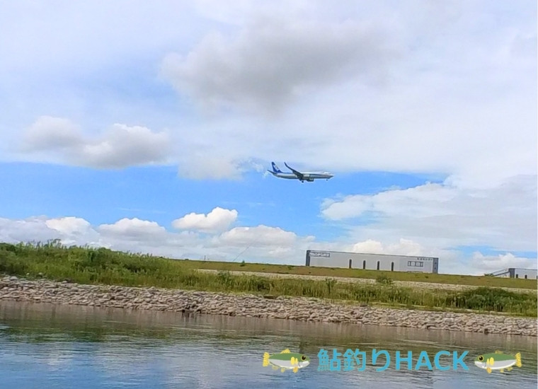 神通川の上空を飛行する旅客機